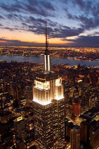Empire State Building: A Beacon of New York City 🌆✨