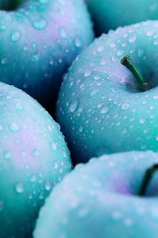 Refreshing Blue Apples: A Splash of Color 🍏💧