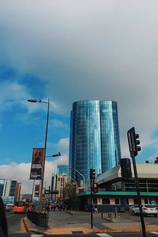 Urban Reflections: A Glimpse of City Life 🌆