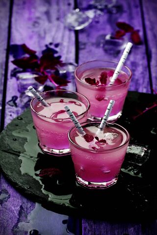Chilly Bliss: Frozen Cocktail Delights 🍹❄️