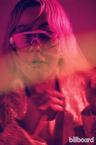 Vibrant Vibes: Christina Aguilera's Bold New Look 🎤✨