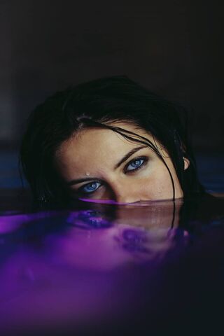 Девушка Water Cute Dark