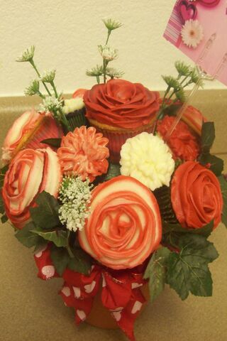 Sweet Blooms: A Cupcake Bouquet Delight 🌹🧁