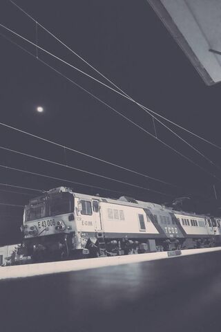 Midnight Journey: The Tren at Rest 🚂🌙