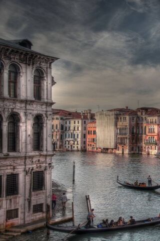 Venetian Serenity: A Glimpse of Canals and Gondolas 🌊🚤