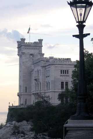 Mystical Views of Castelo: A Timeless Fortress 🏰✨