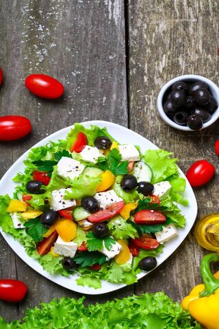 Mediterranean Delight: The Classic Greek Salad 🥗🇬🇷