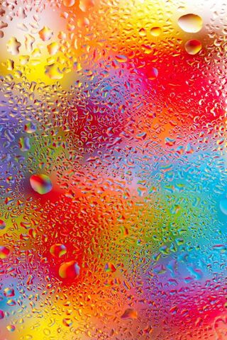 Colorful Reflections: The Dance of Waterdrops 🌈💧