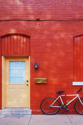 Vibrant Charm of the Red Wall 🚪❤️
