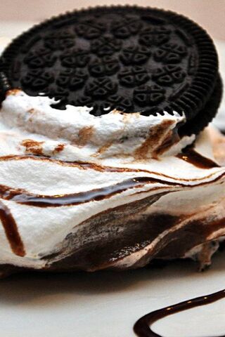 Decadent Delight: Oreos Creamy Indulgence 🍪✨