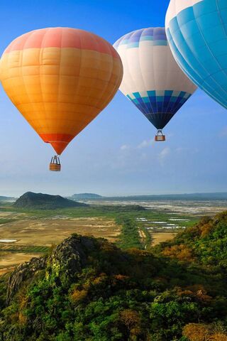 Soaring Dreams: A Colorful Balloon Adventure 🎈🌤️