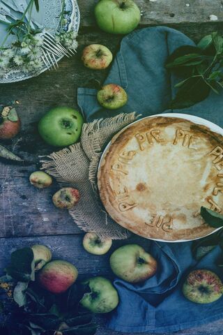 Perfectly Baked: A Slice of Tradition 🍏🥧