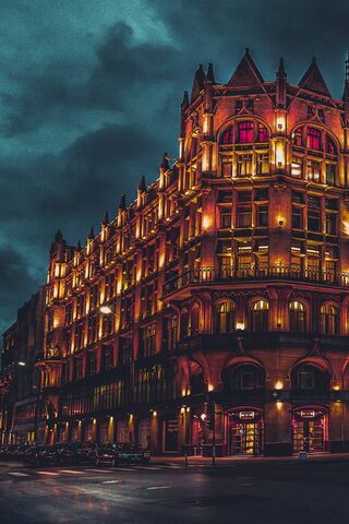 Tsum: A Glimpse of Elegance in the City 🌆✨