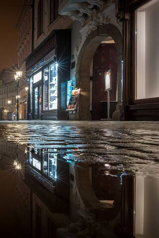 Reflections of the Night: A Serene Street Scene 🌙✨