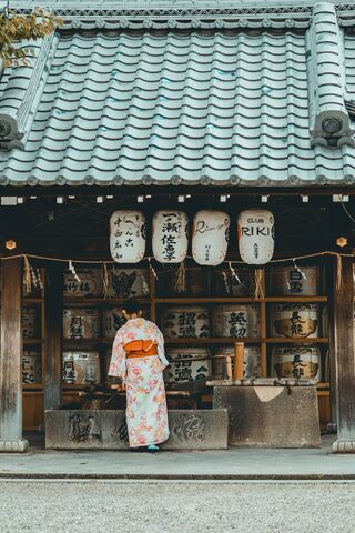 Angelo's Serene Journey: A Glimpse into Tradition 🌸🏯