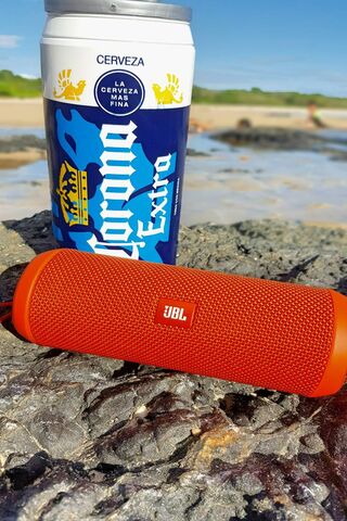 Beach Vibes with JBL 🎶☀️
