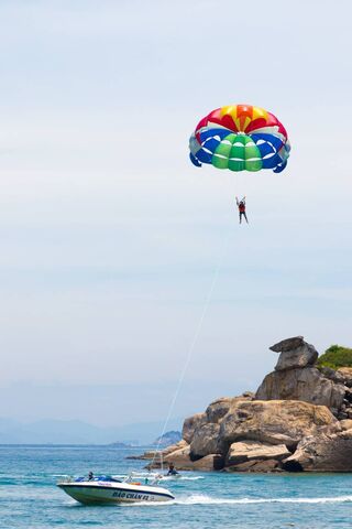Soaring High: The Joy of Parasailing 🌊🪂
