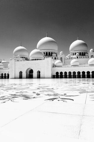 Majestic Serenity: The Sheikh Zayed Mosque