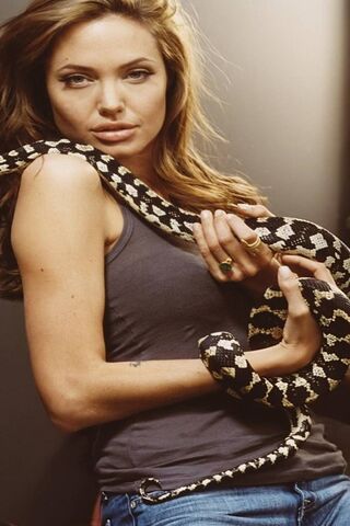 Embracing the Wild: A Bold Encounter