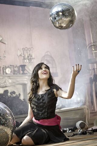 Demi Lovato: Dancing wi..