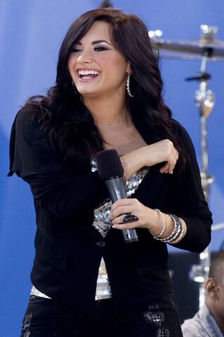 Demi Lovato: A Moment of Joy on Stage 🎤✨