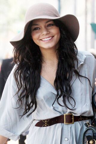 Chic and Carefree: Vanessa's Effortless Style 🌟