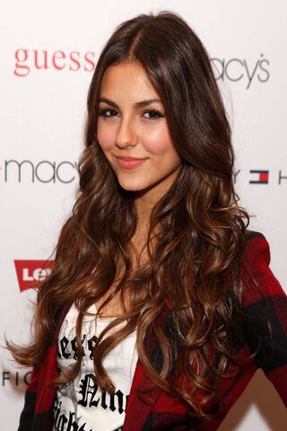 Charming Elegance: A Glimpse of Victoria Justice