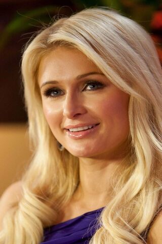 Chic and Charismatic: The Glamour of Paris Hilton ✨