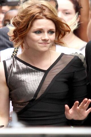 Chic Elegance: A Glimpse of Kristen Stewart