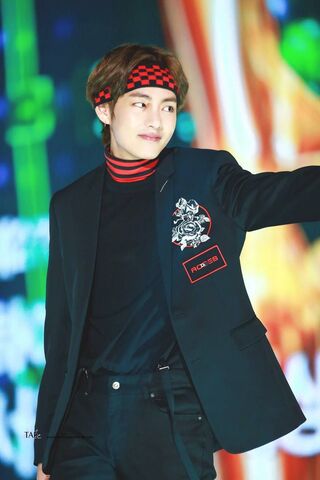 Taeyung: The Charismatic Performer 🌟