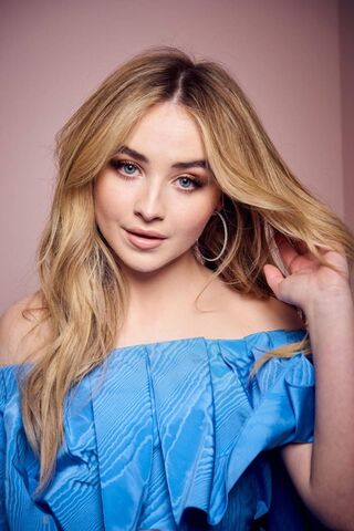 Radiant Charm: Sabrina Carpenter's Stunning Look