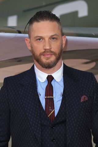 Tom Hardy: The Versatile Actor in Style 🎬✨