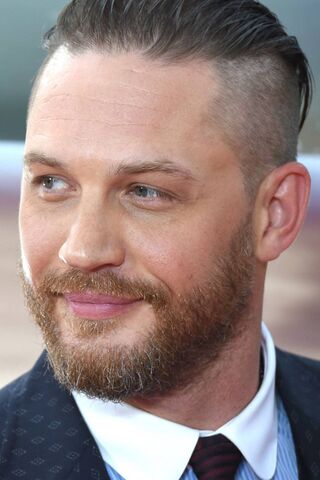 The Charismatic Presence of Tom Hardy 🌟