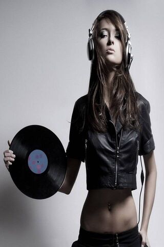 Groove Queen: The Vinyl Vixen 🎧🎶