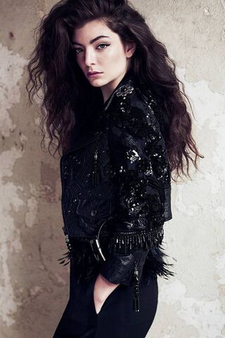 Lorde: The Epitome of Edgy Elegance 🎤✨