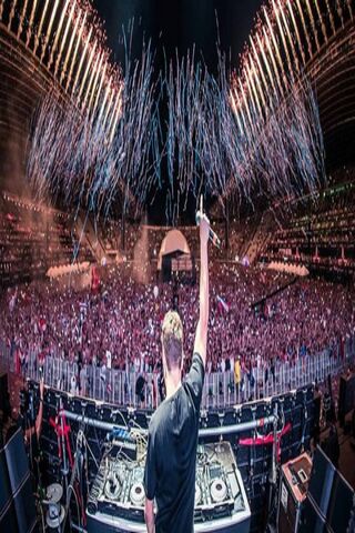 Martin Garrix: The Beat of the Crowd 🎶✨