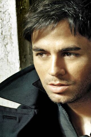 Enrique Iglesias: The Charismatic Crooner 🎤✨