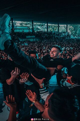 Wos: The Crowd's Champion 🎤✨