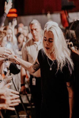 Lynn Gvnn: A Moment of Connection 🎤✨