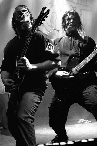 Riffs of Chaos: Slipknot's Guitar Duel 🎸🤘