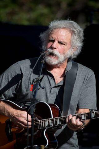 Strumming the Heartstrings: Bob Weir in Action 🎸✨