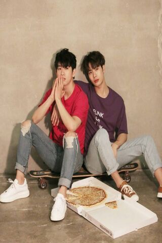 Chillin' with Got7: A Slice of Fun! 🍕