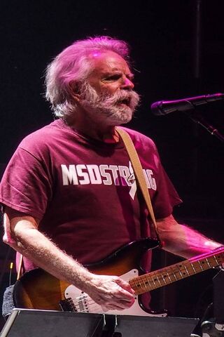 Rocking the Stage: Bob Weir in Action 🎸✨