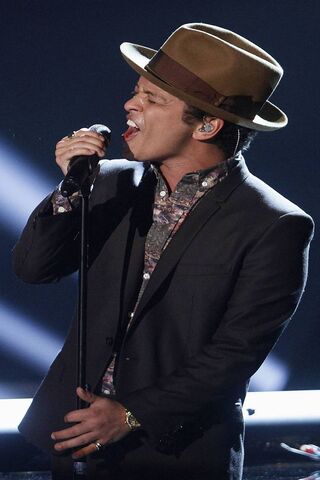 Bruno Mars: The Showstopper in Action 🎤✨