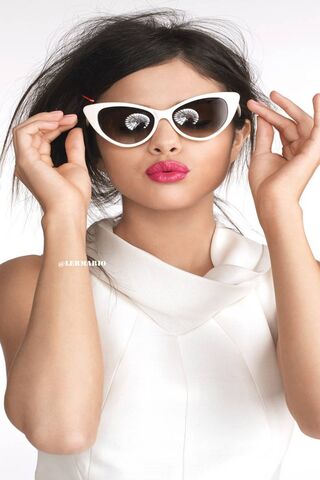 Chic and Sassy: A Fashion Icon's Moment 🌟