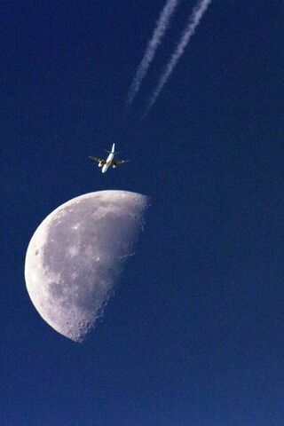 القمر والطائرة