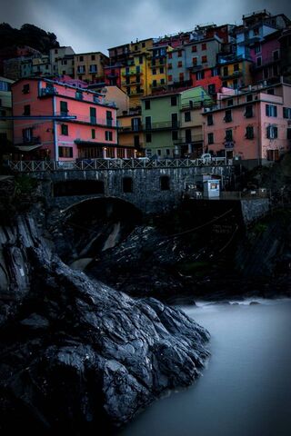 Colorful Coastal Retreats 🌊🏡