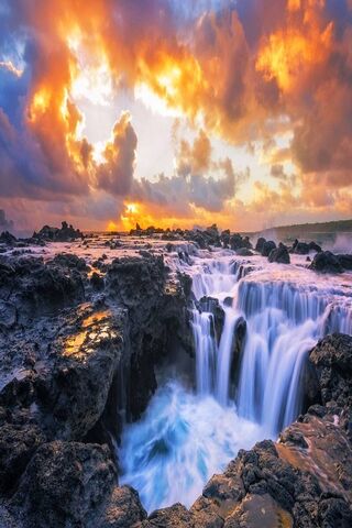 Serenity at Sunset: Nature's Masterpiece 🌅💦