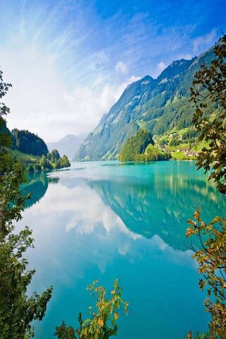 Tranquil Reflections at Peace Lake 🌊🏞️