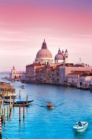 Venetian Serenity: A Dreamy Sunset Over the Canals 🌅🚤